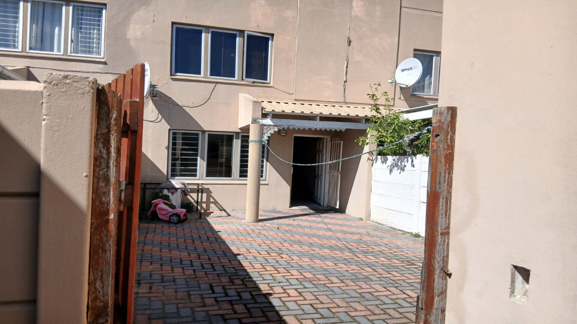 Front View of property in Parow Central