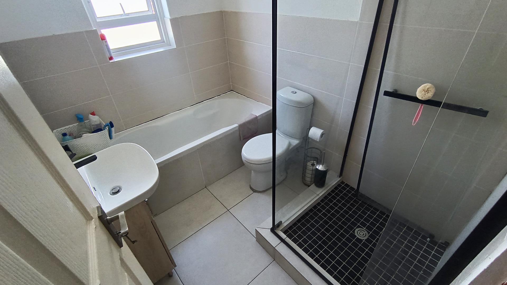 Bathroom 1 - 6 square meters of property in Parow Central