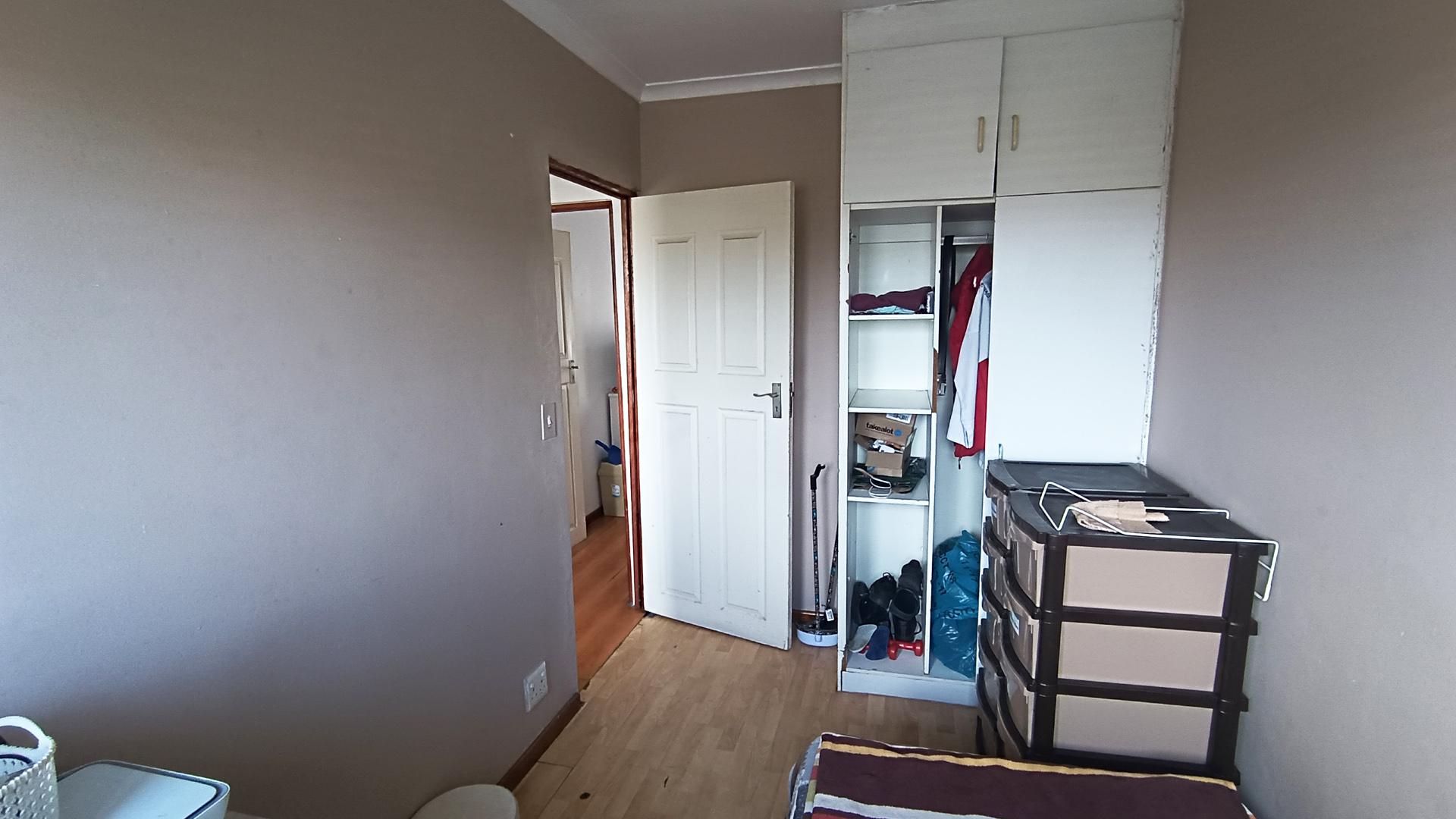 Bed Room 1 - 9 square meters of property in Parow Central