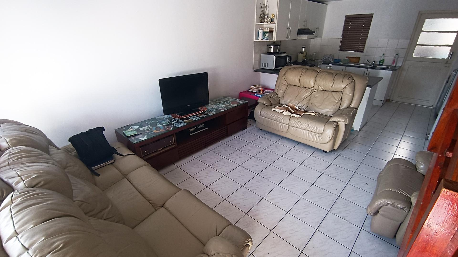 Lounges - 18 square meters of property in Parow Central