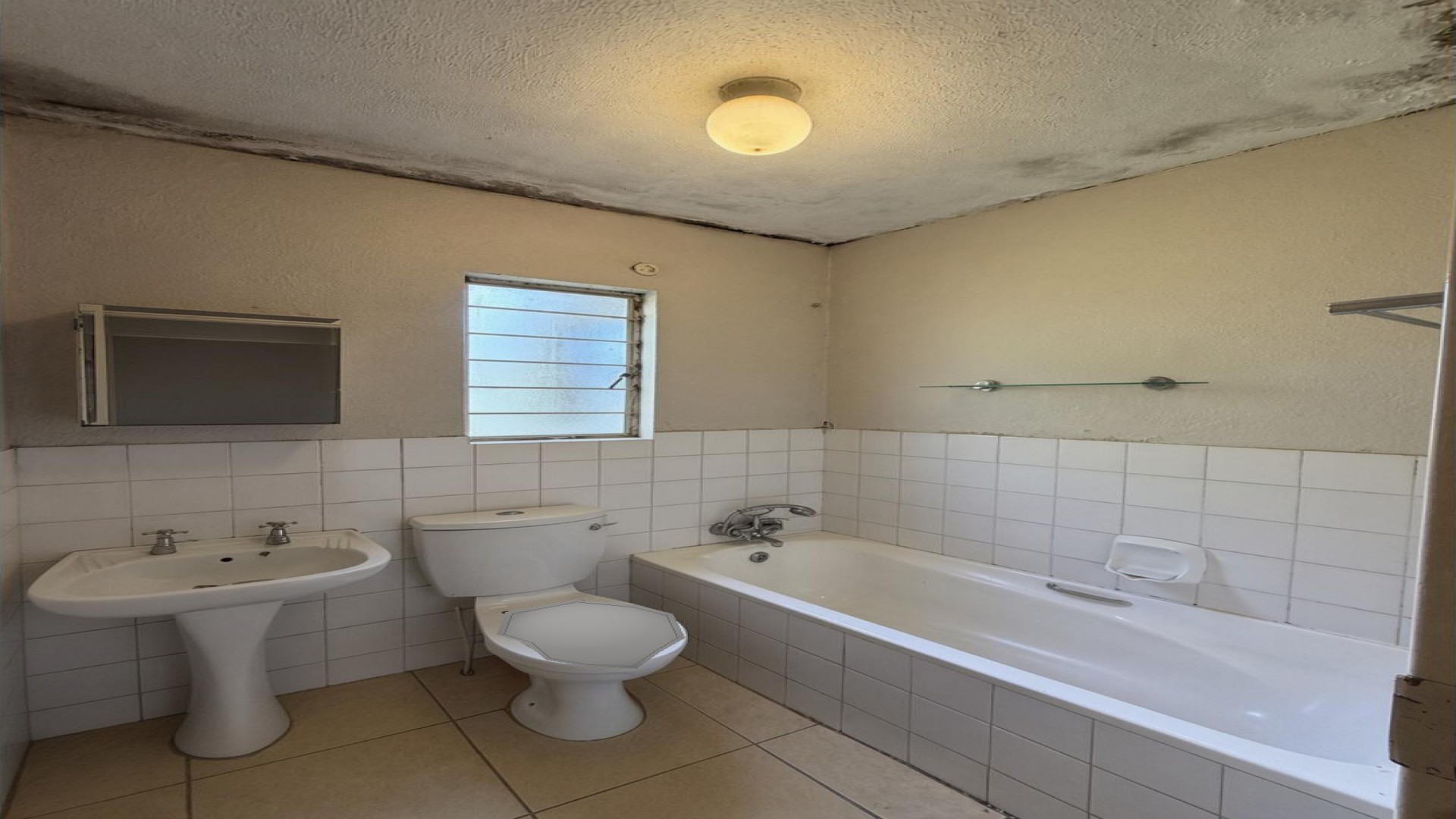 Bathroom 1 of property in Douglasdale