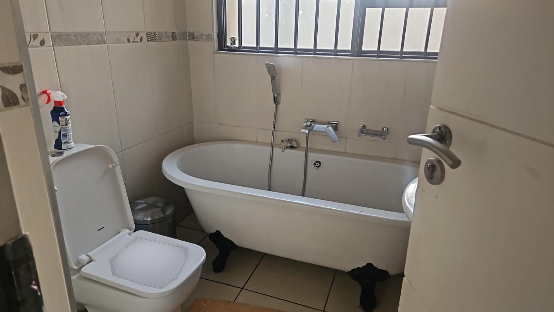 Bathroom 1 of property in Bloubosrand