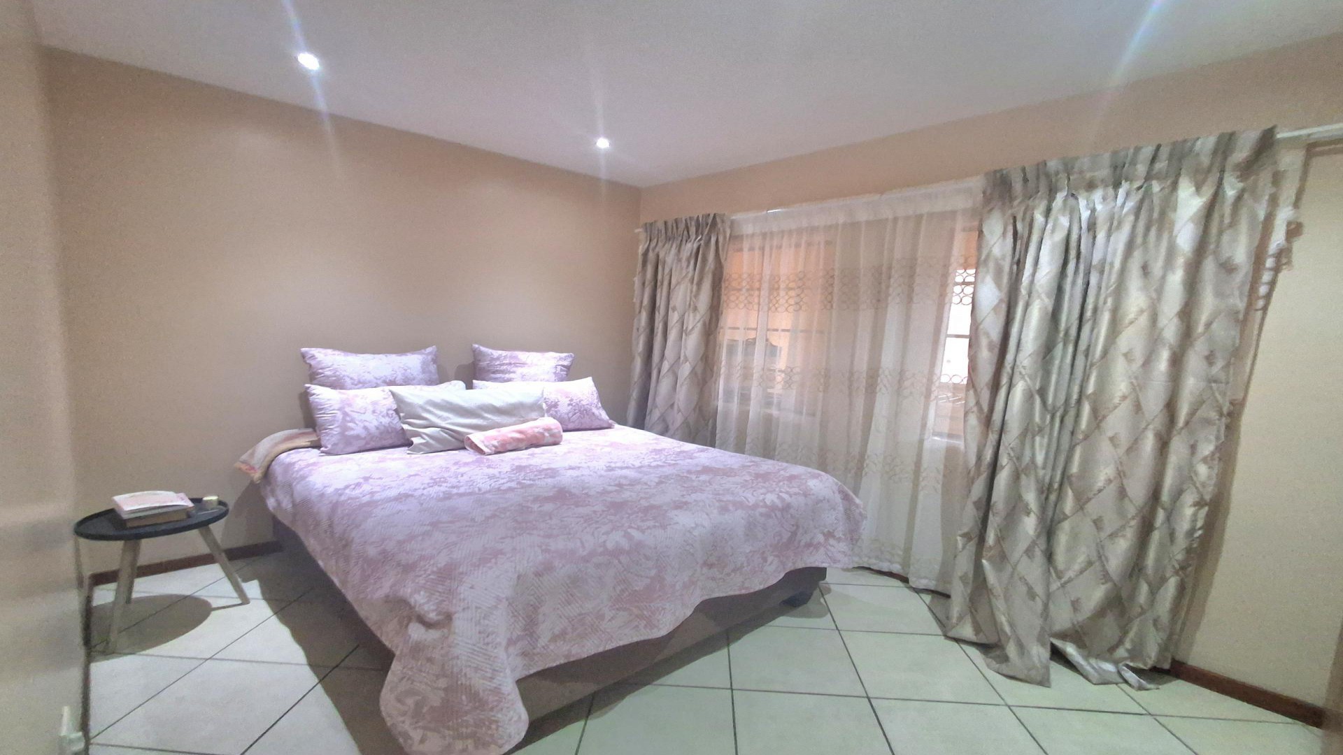 Bed Room 1 of property in Monavoni