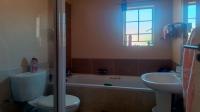 Bathroom 1 - 5 square meters of property in Monavoni