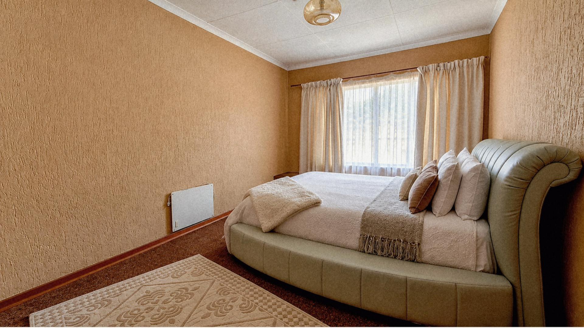 Bed Room 1 of property in Three Rivers