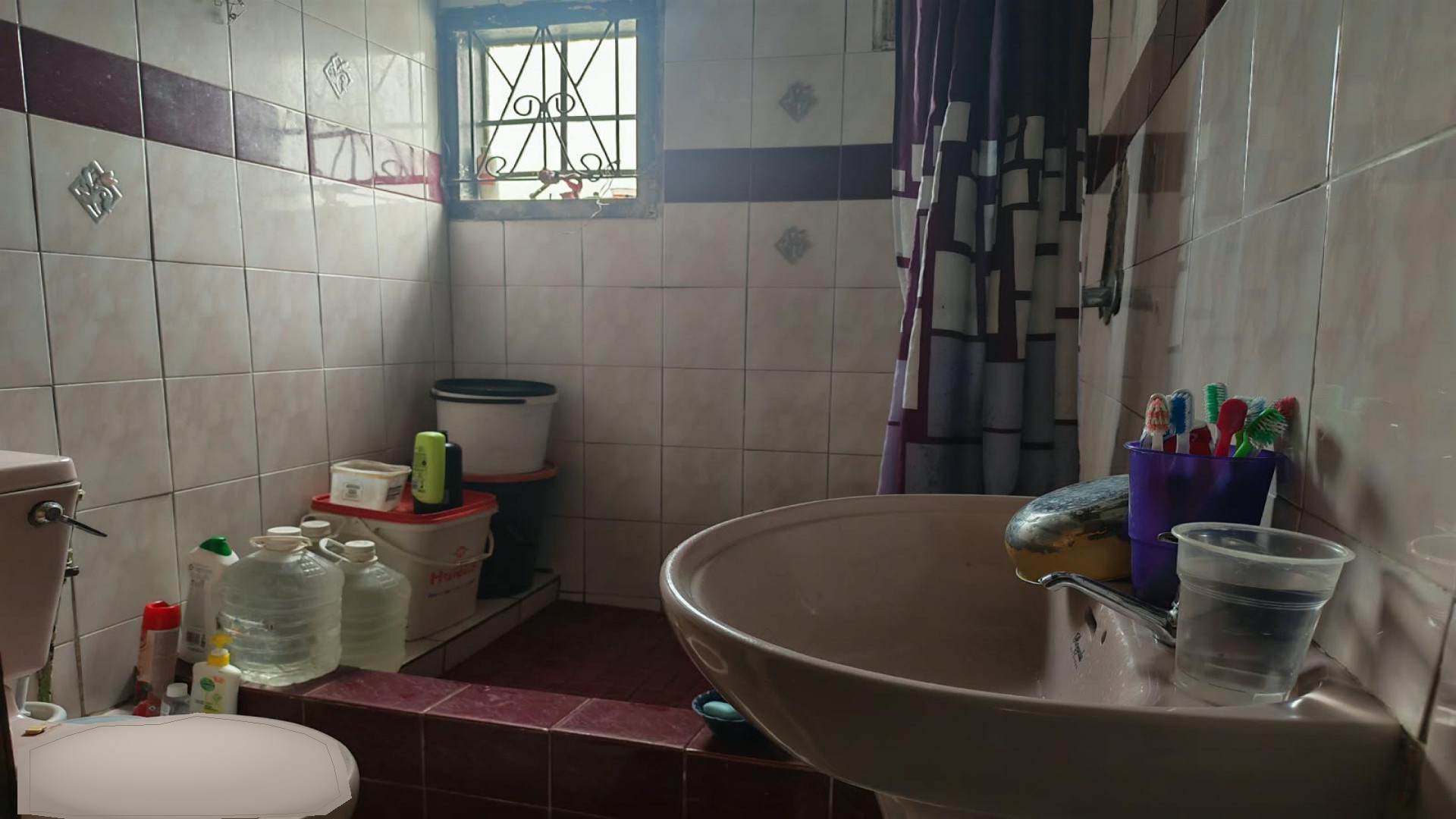 Bathroom 1 of property in Verulam 