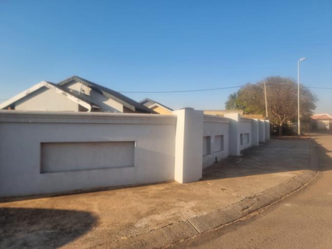 2 Bedroom House for Sale For Sale in Soweto - MR723958