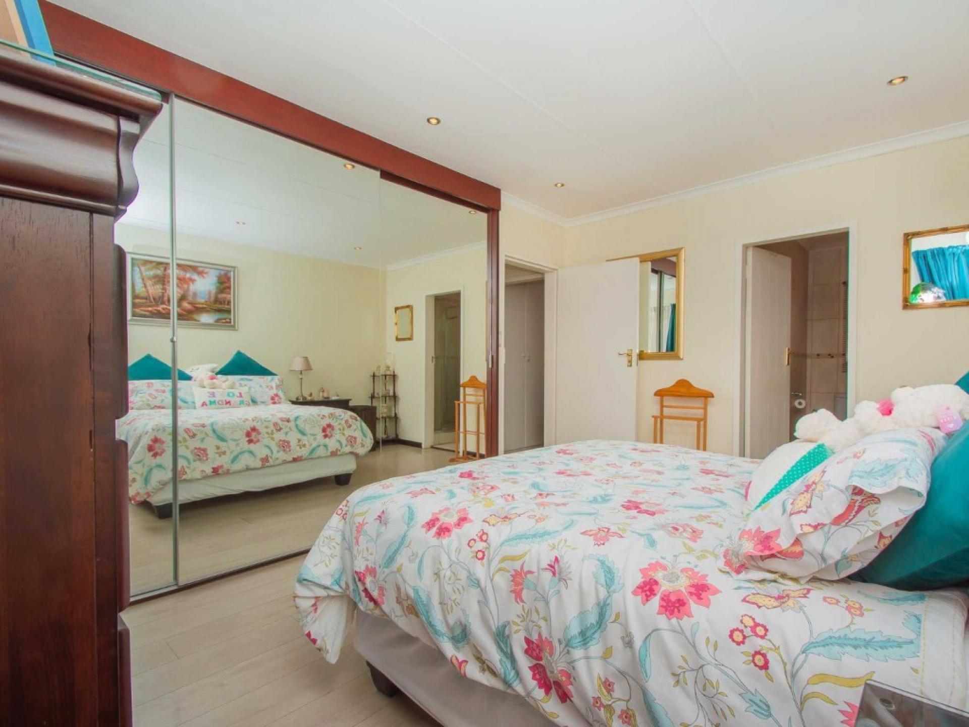  of property in Helderkruin
