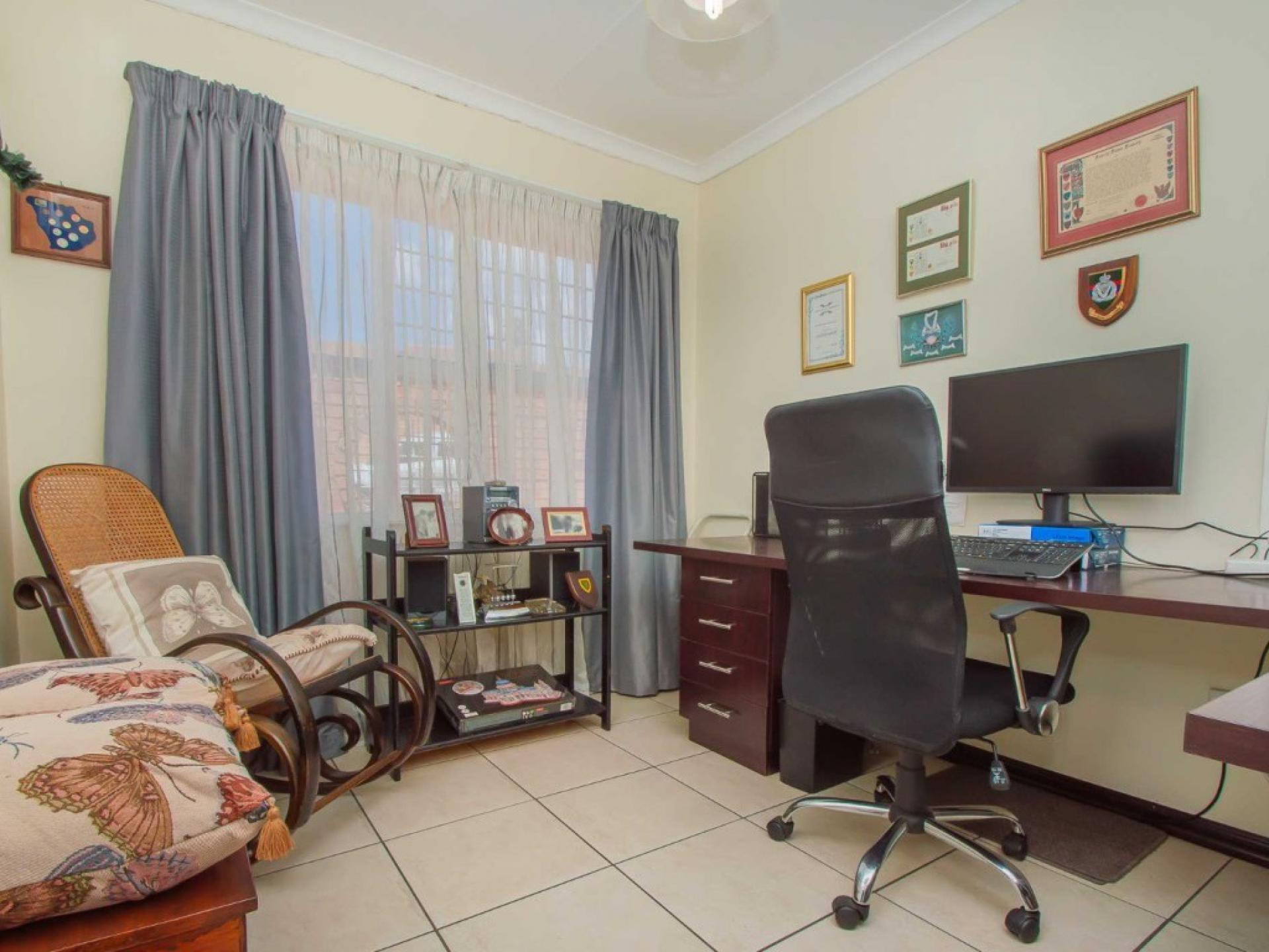  of property in Helderkruin