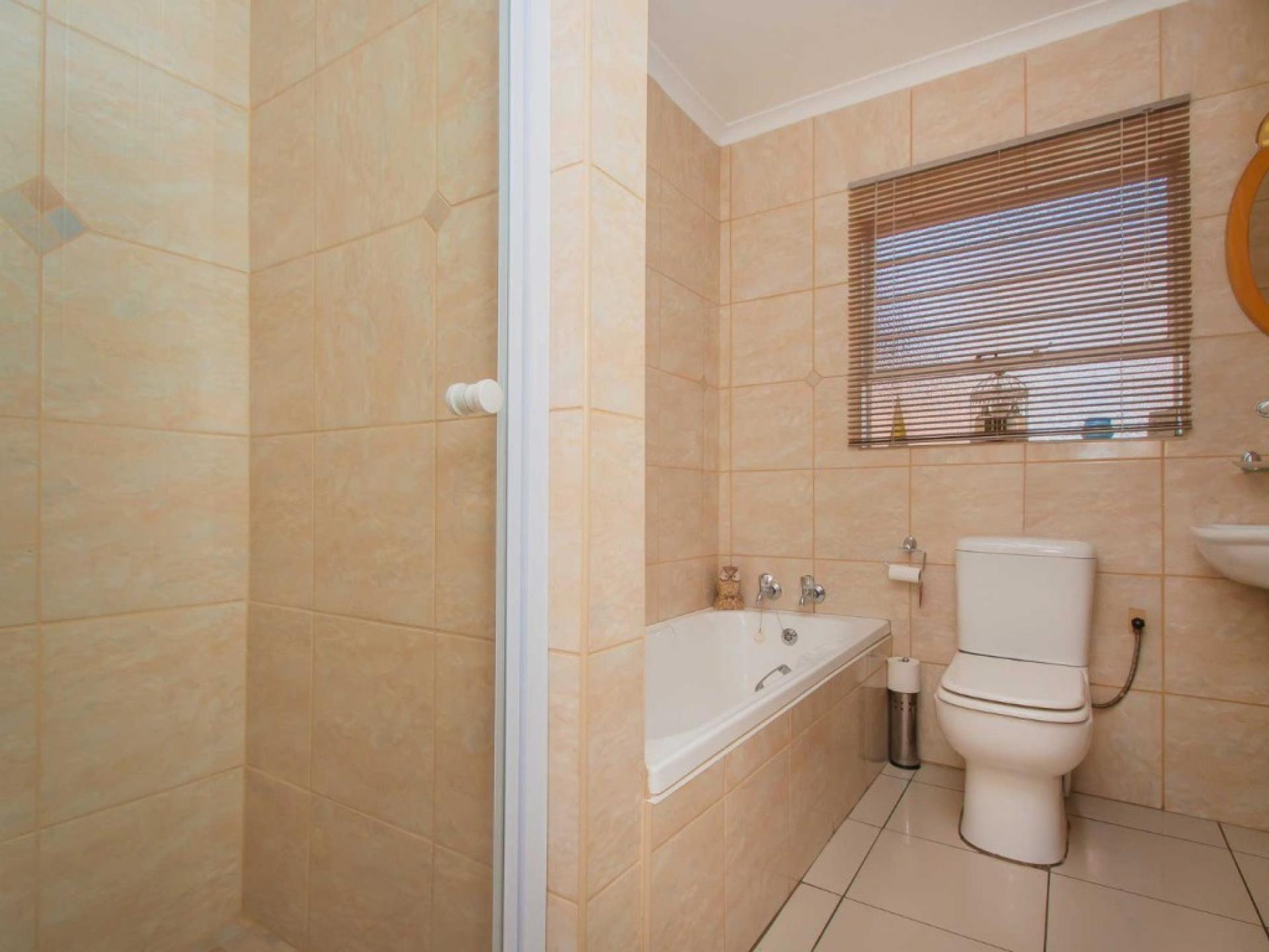  of property in Helderkruin
