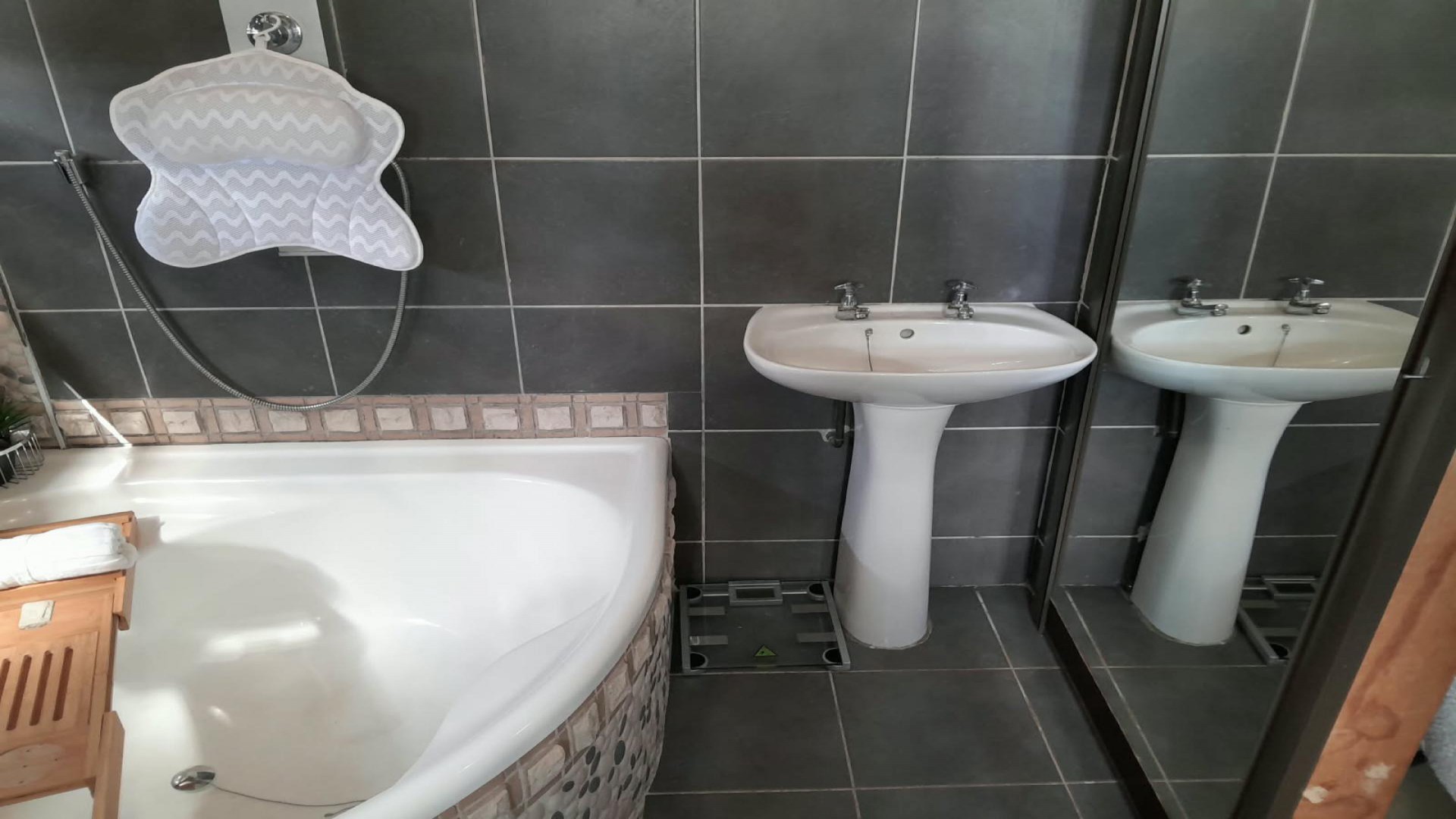 Bathroom 2 of property in Isipingo Hills