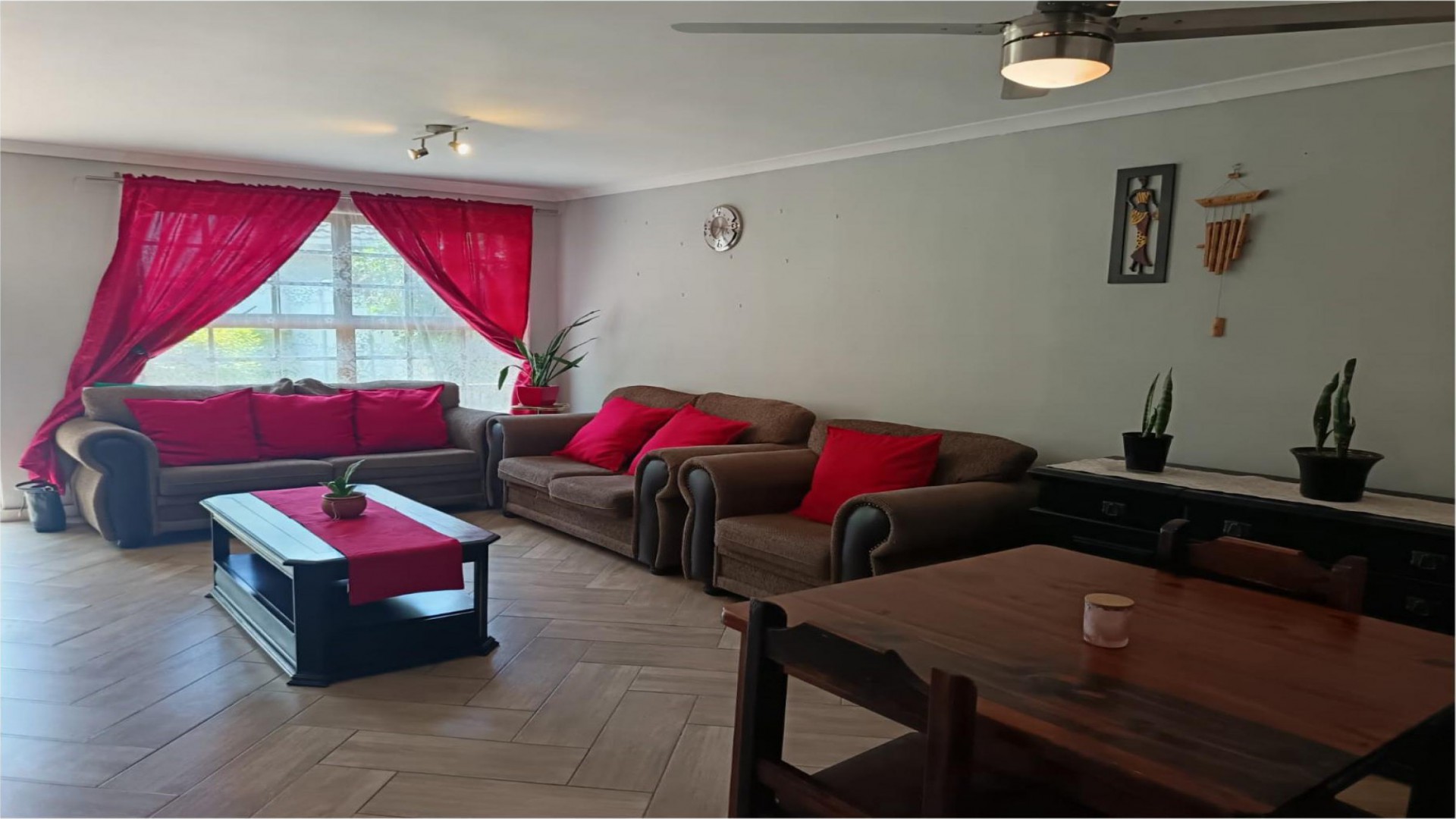 Lounges of property in Durbanville  