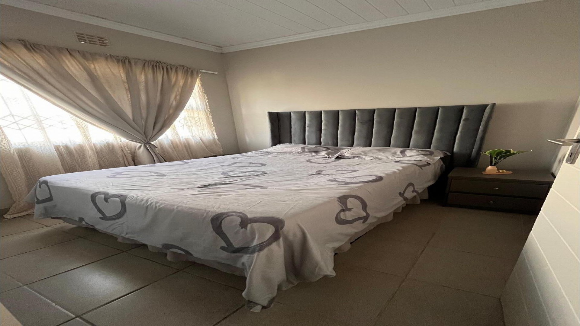 Bed Room 1 of property in Amalinda