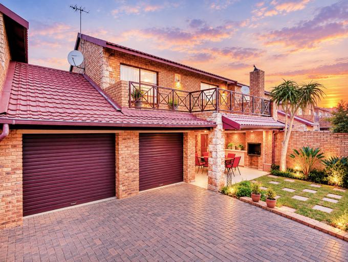3 Bedroom Duplex for Sale For Sale in Wilgeheuwel  - MR724288