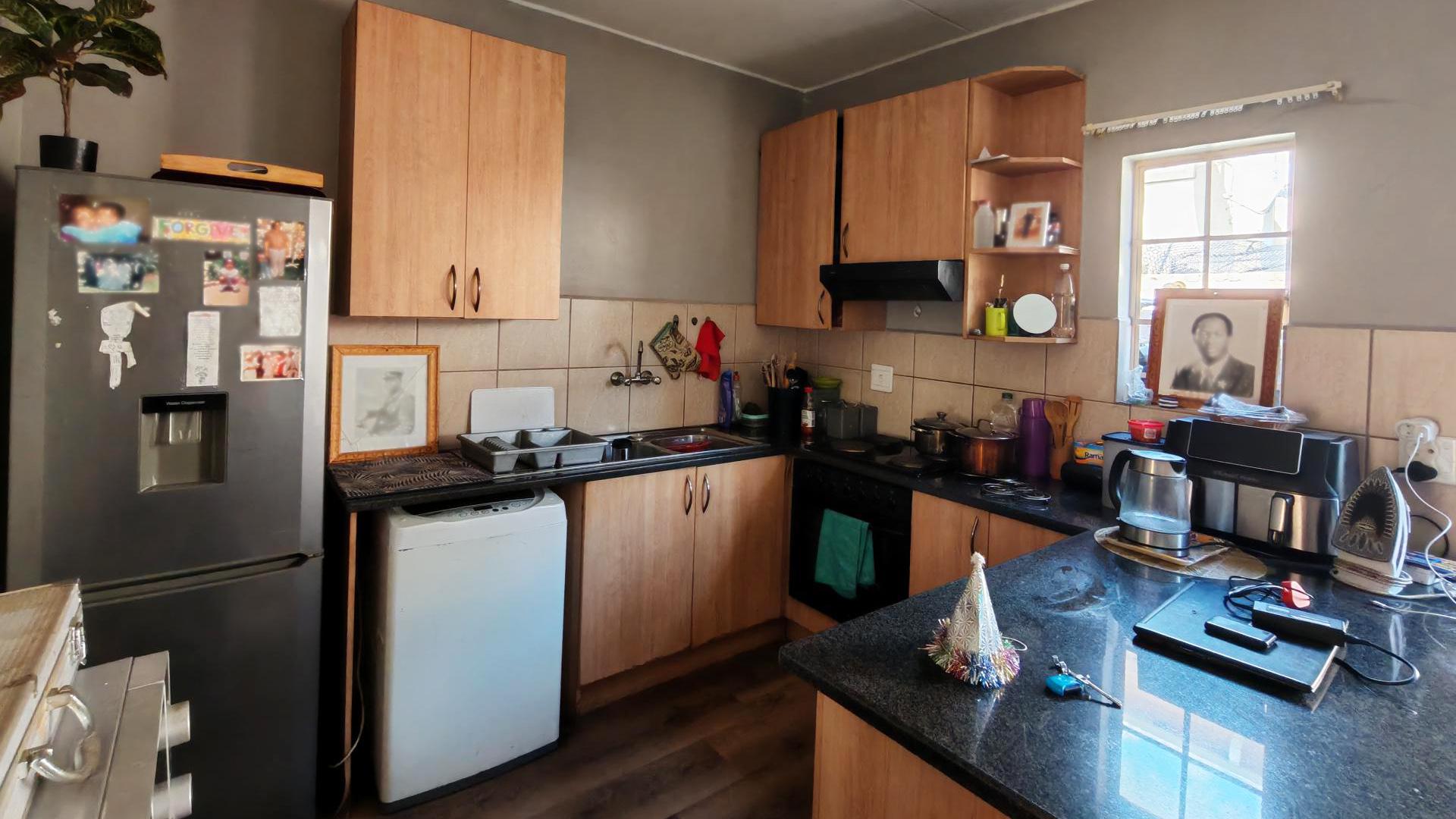 Kitchen of property in Claremont