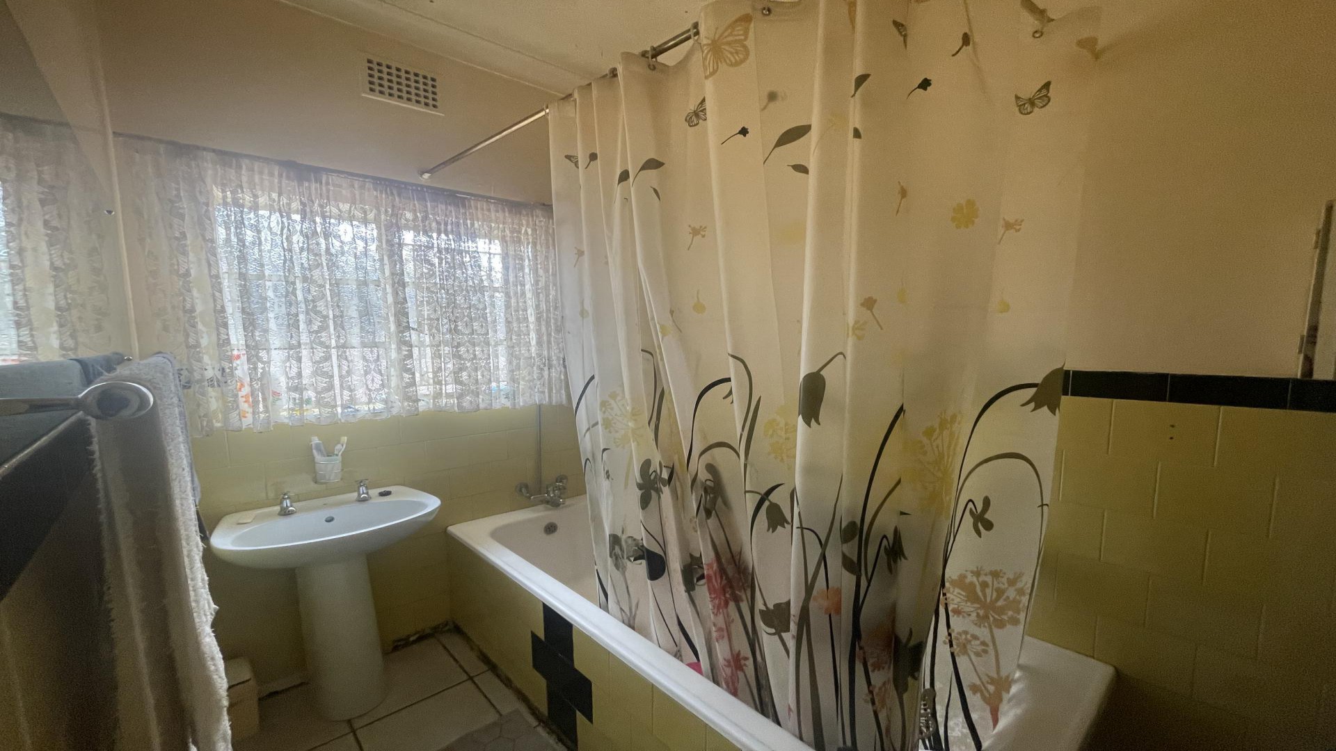 Bathroom 1 of property in Randgate