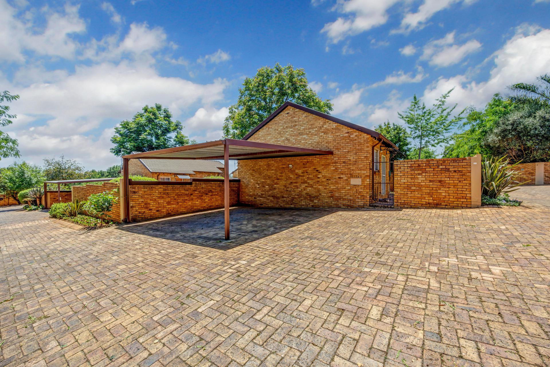 Front View of property in Radiokop