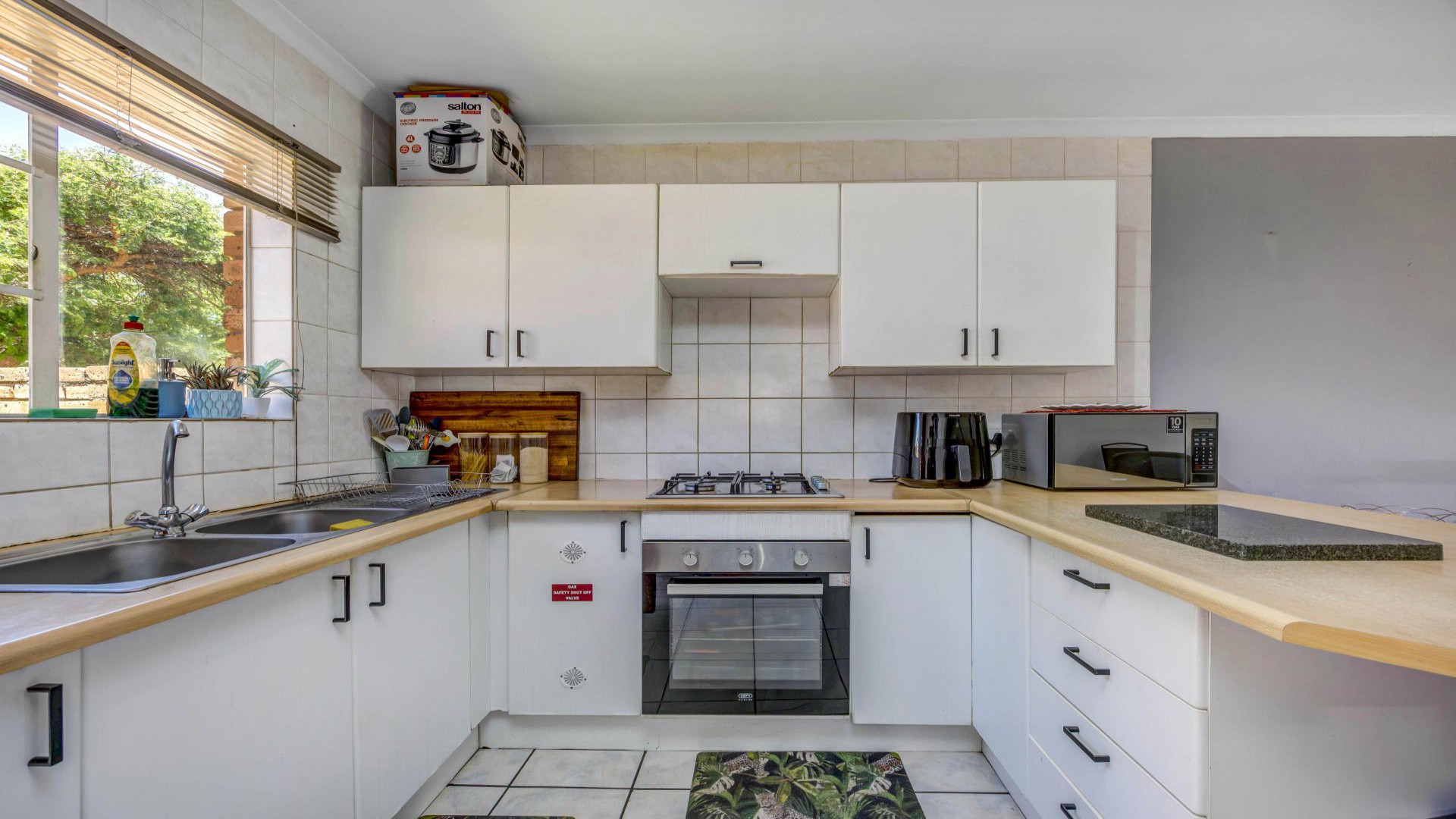 Kitchen of property in Radiokop
