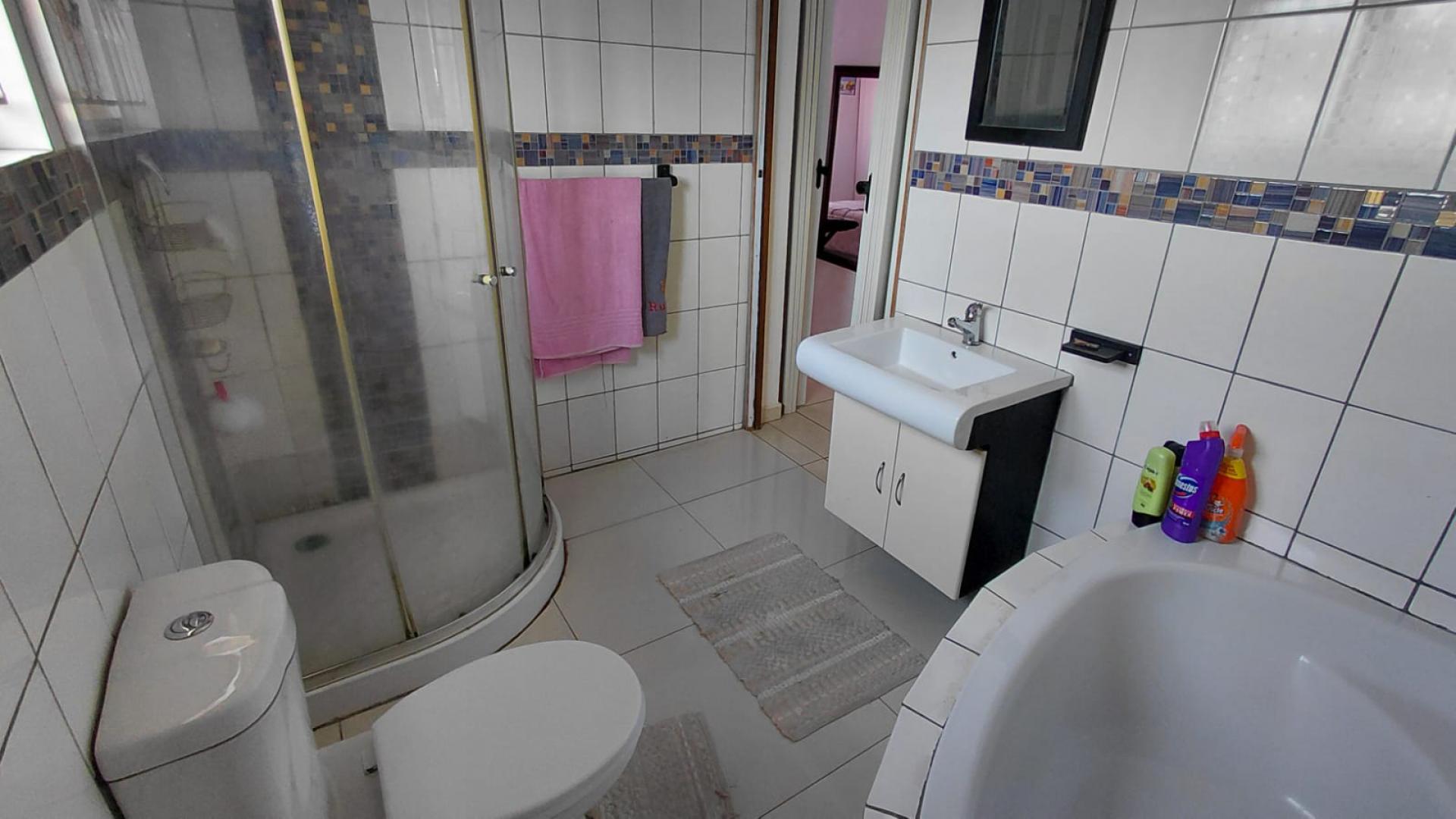 Bathroom 2 of property in Newlands West