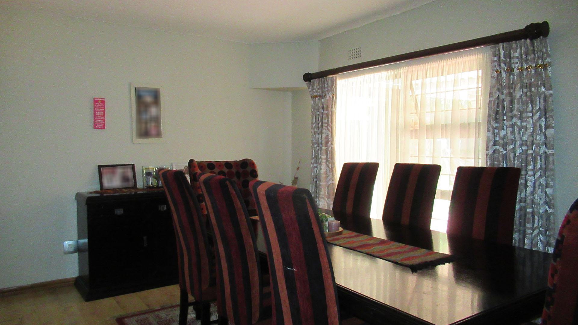 Dining Room - 18 square meters of property in Rangeview