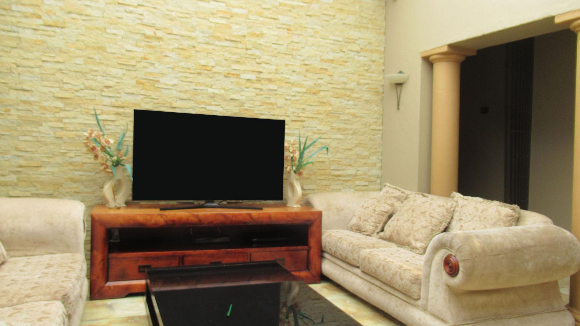 Lounges - 68 square meters of property in Rangeview