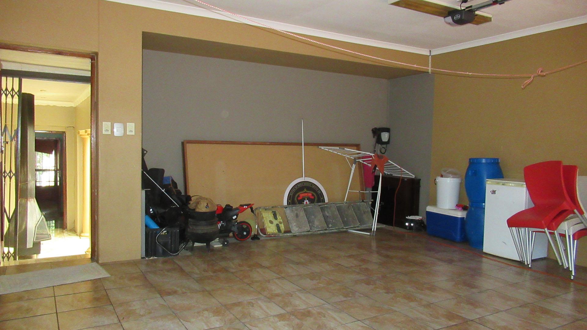 Garage - 36 square meters of property in Rangeview