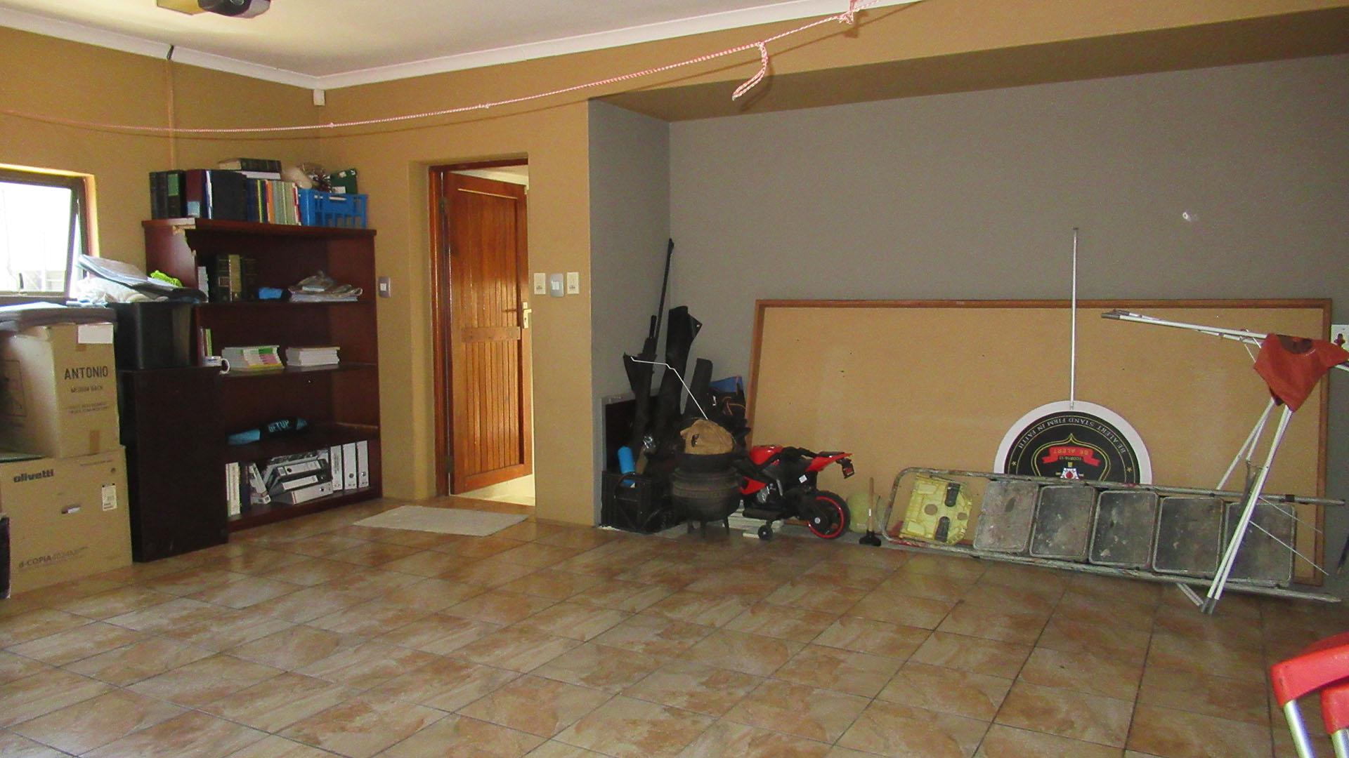 Garage - 36 square meters of property in Rangeview