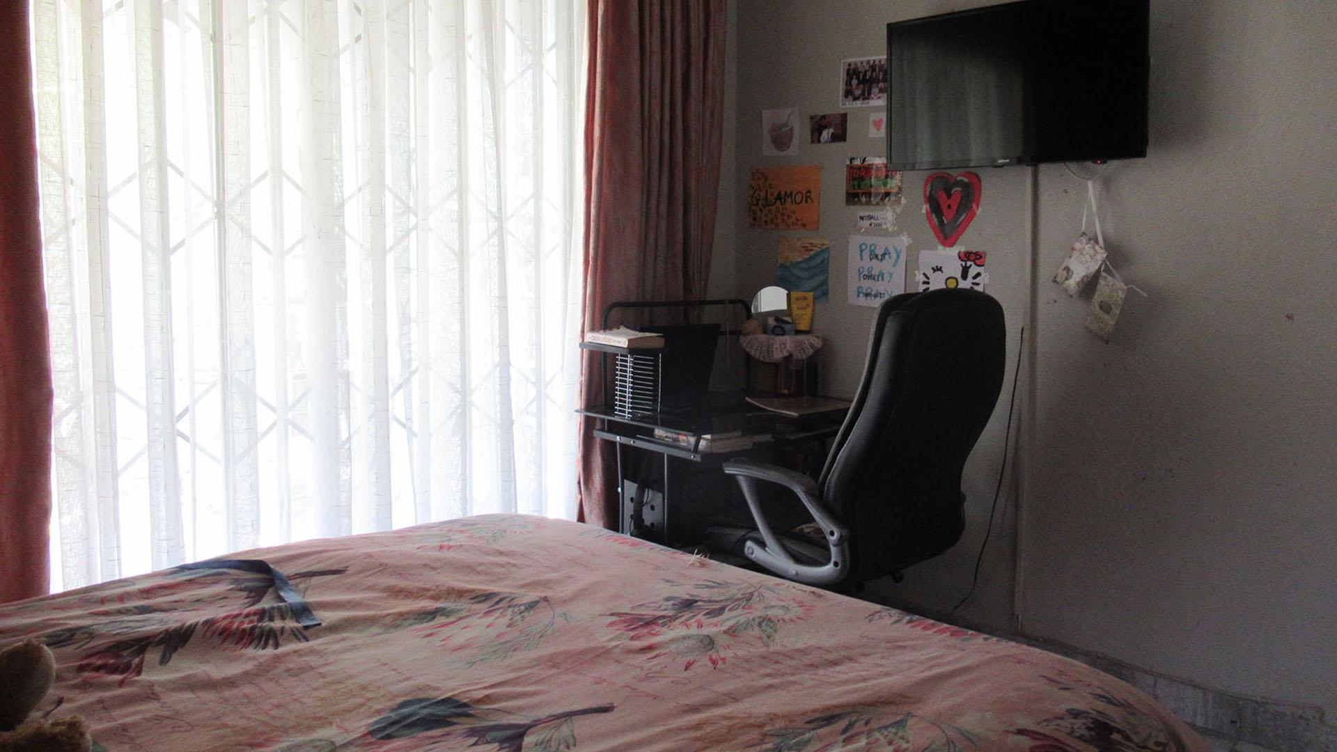 Bed Room 1 - 18 square meters of property in Rangeview