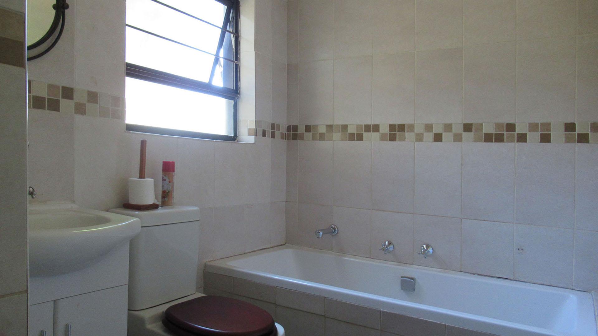 Bathroom 1 - 5 square meters of property in Rangeview