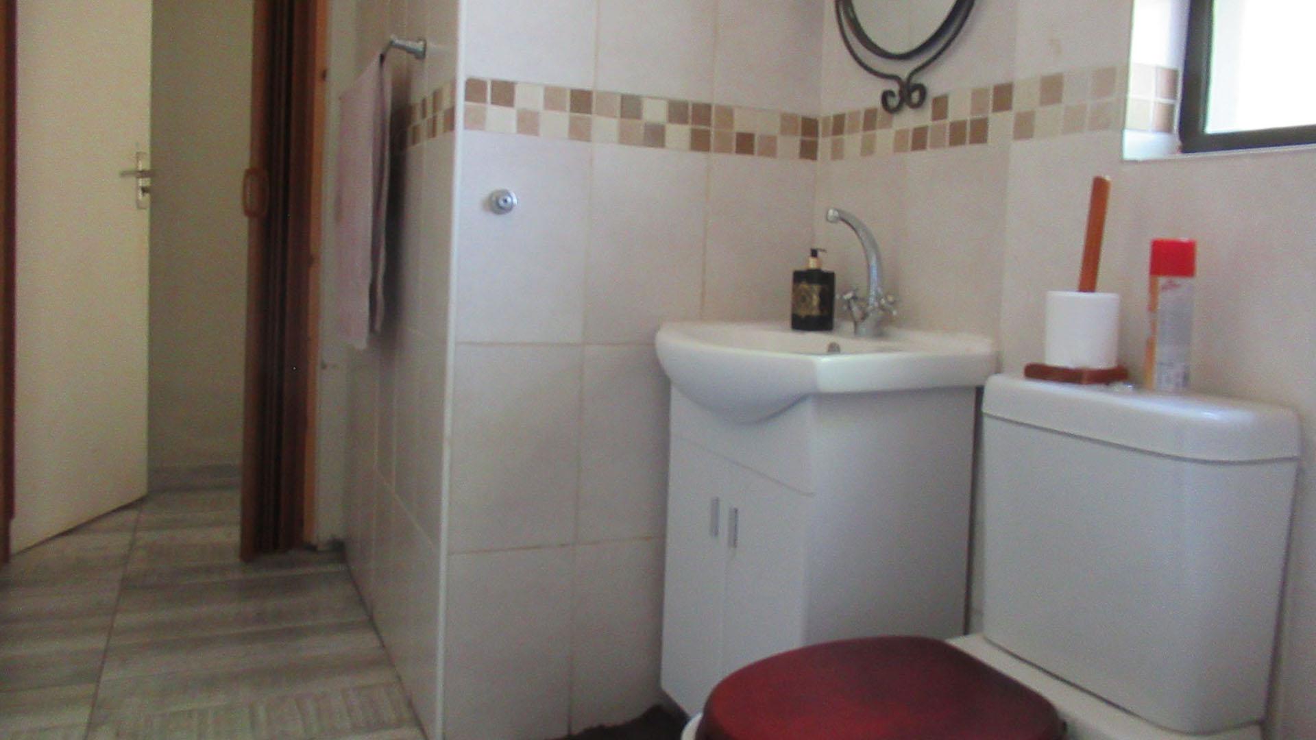 Bathroom 1 - 5 square meters of property in Rangeview