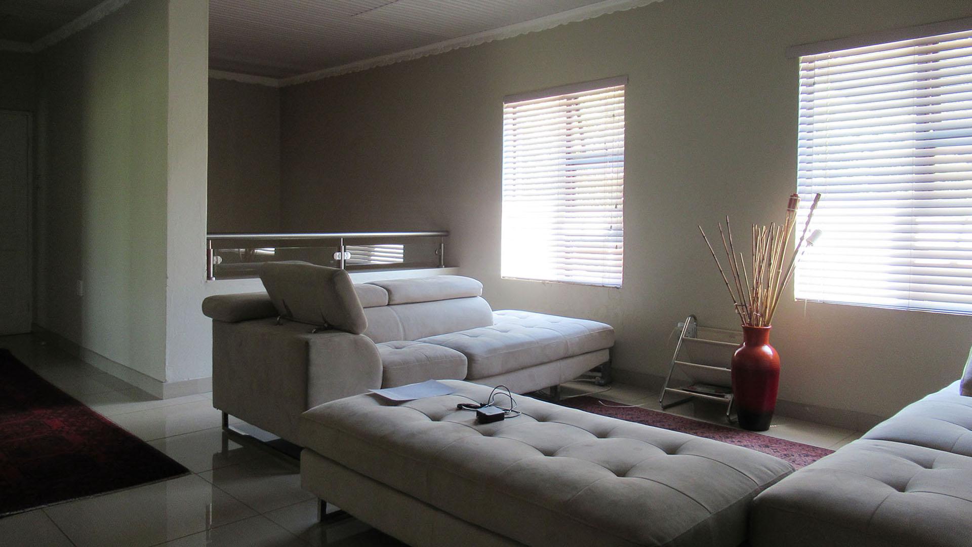 Lounges - 68 square meters of property in Rangeview
