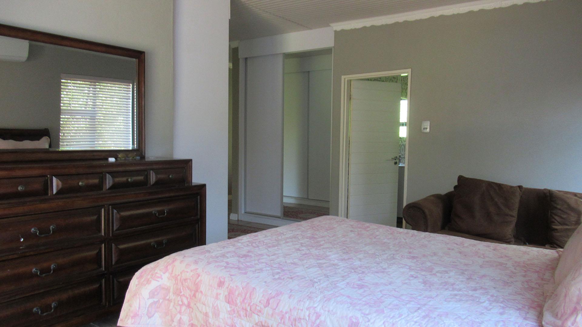Main Bedroom - 31 square meters of property in Rangeview