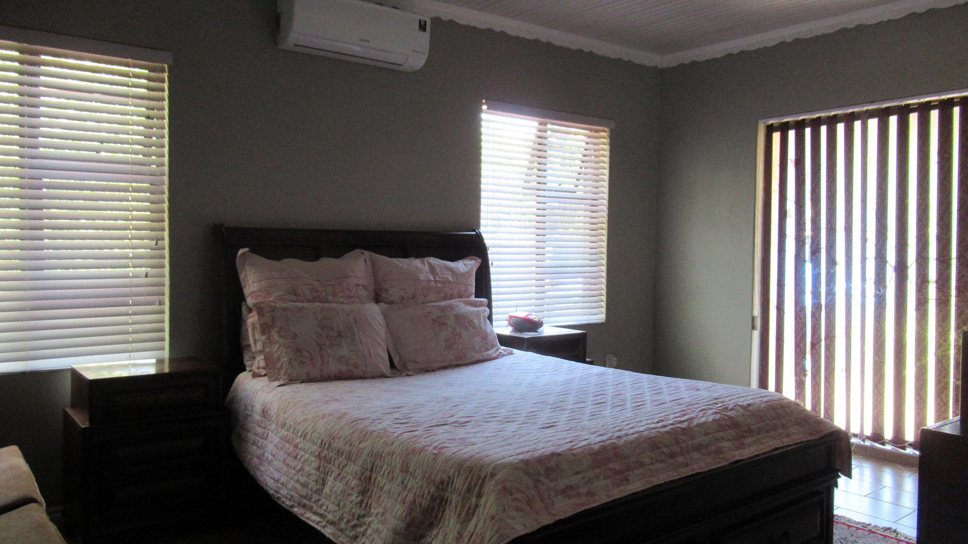 Main Bedroom - 31 square meters of property in Rangeview