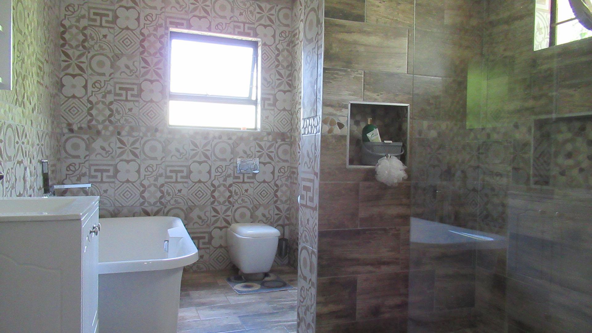 Main Bathroom - 9 square meters of property in Rangeview