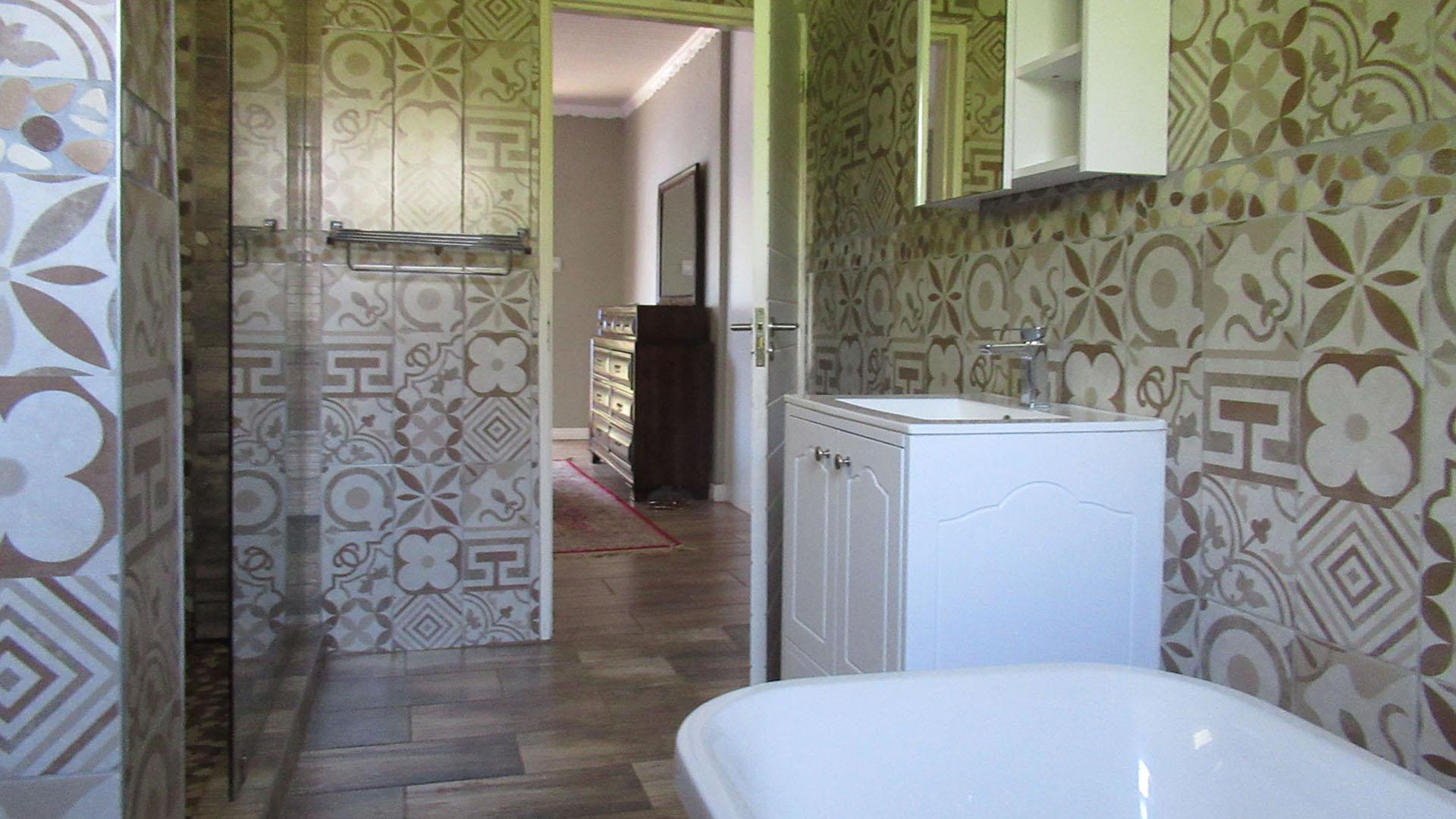 Main Bathroom - 9 square meters of property in Rangeview
