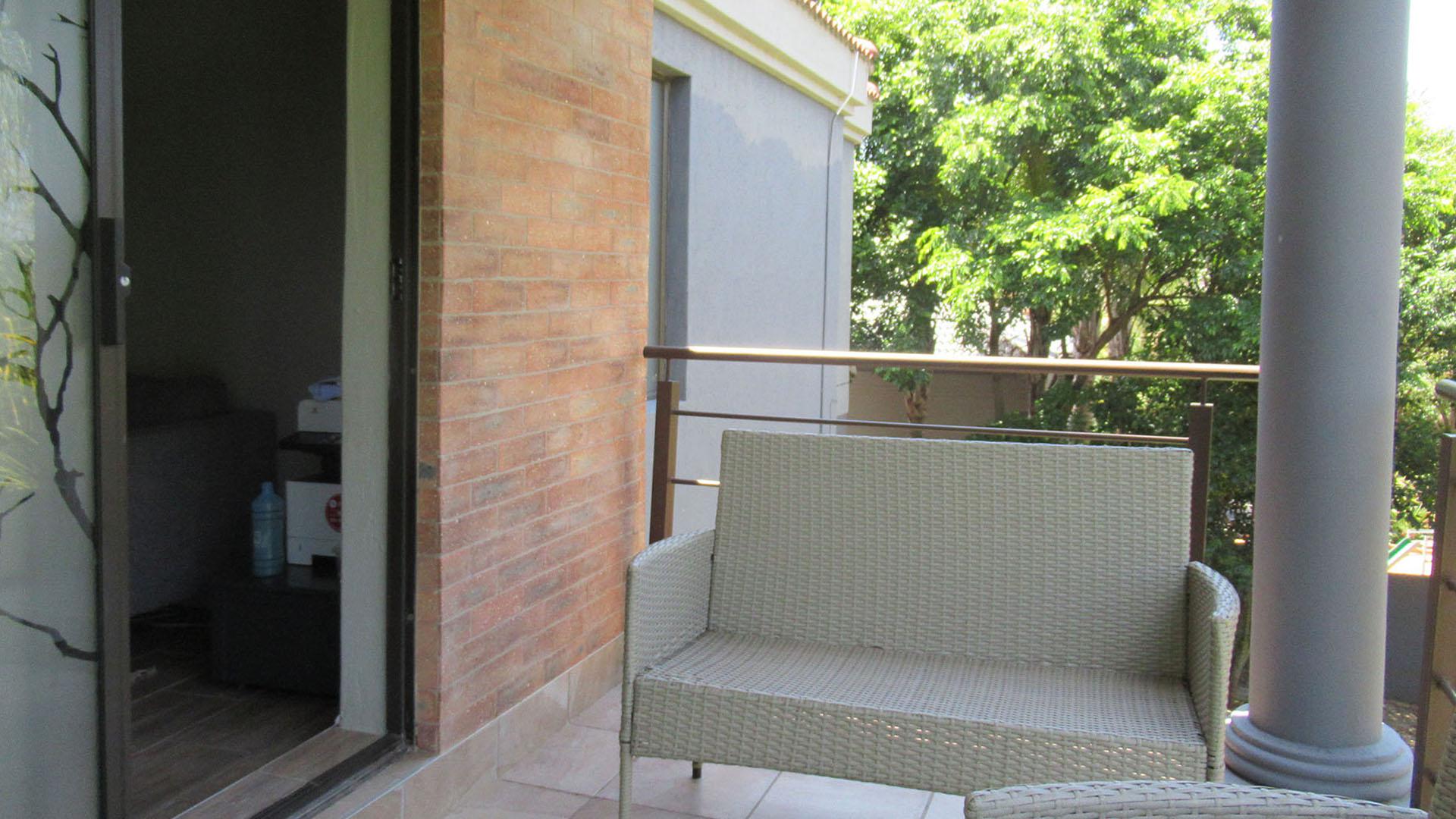 Balcony - 15 square meters of property in Rangeview