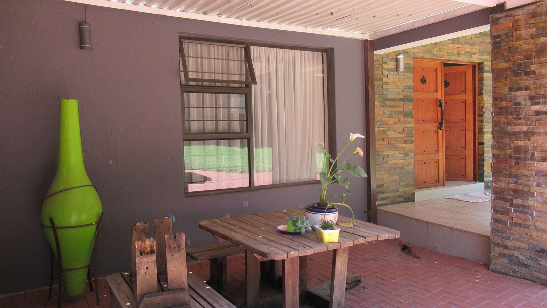Patio - 32 square meters of property in Rangeview