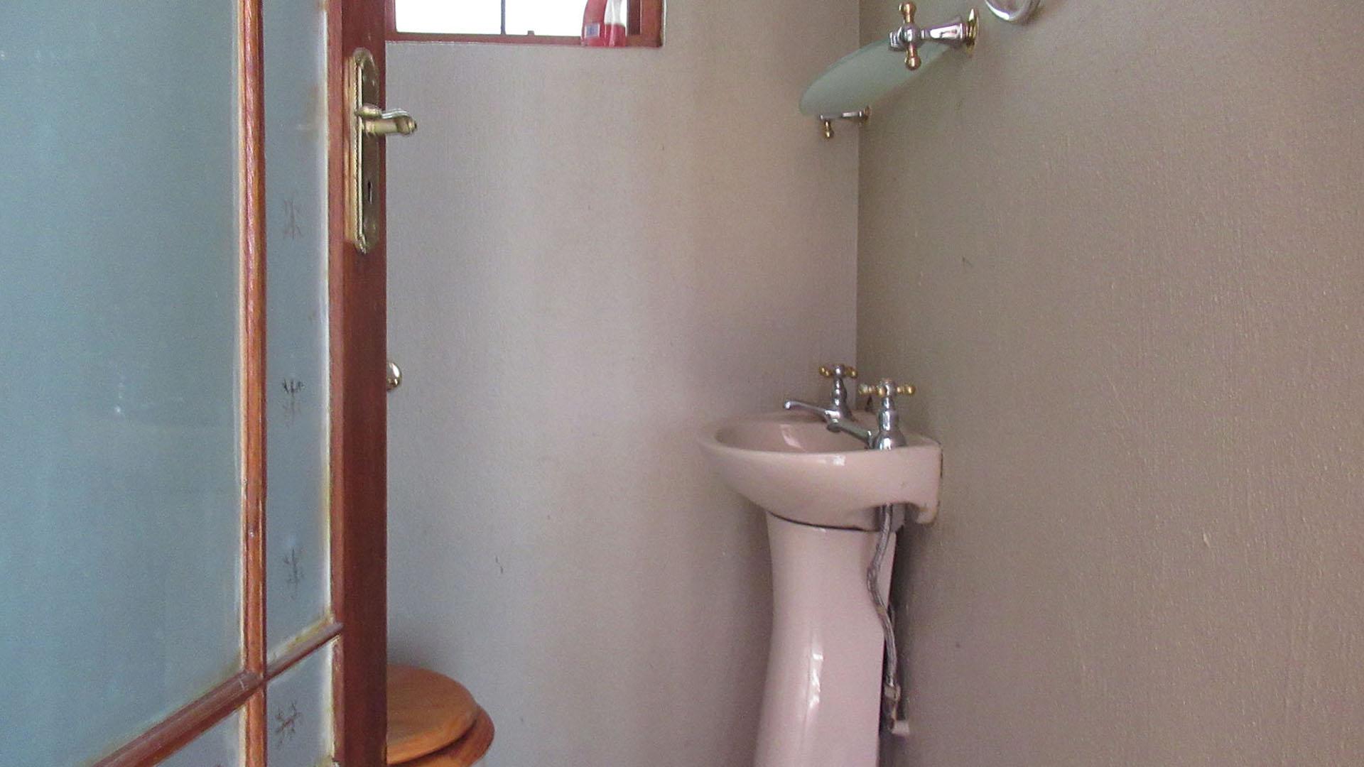 Guest Toilet - 2 square meters of property in Rangeview