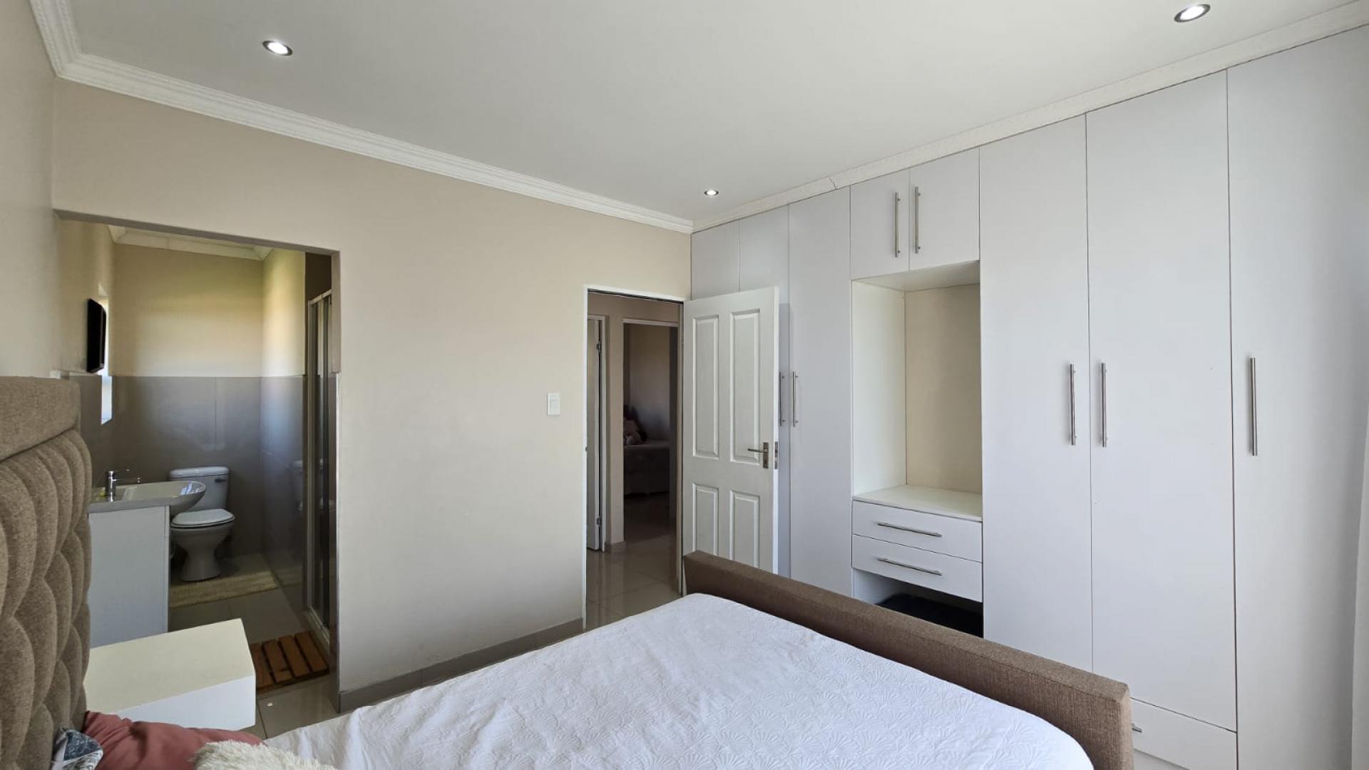 Main Bedroom of property in Gonubie
