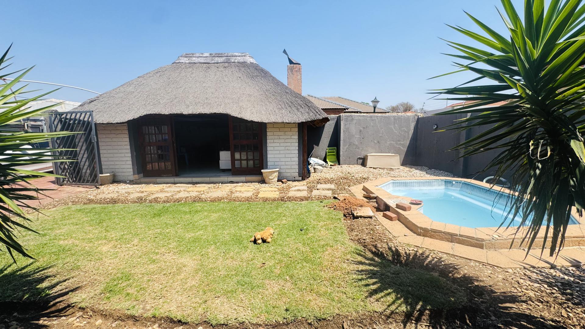 Swimming Pool of property in Heatherview