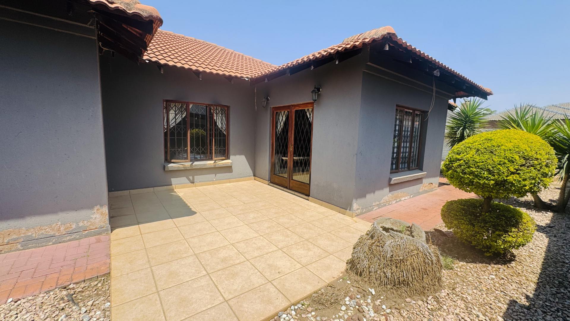 Patio of property in Heatherview