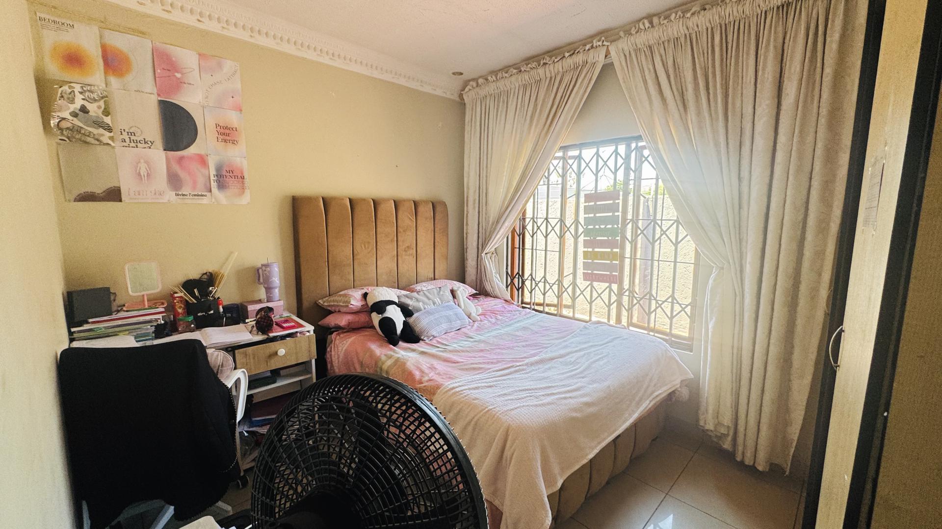 Bed Room 1 of property in Heatherview