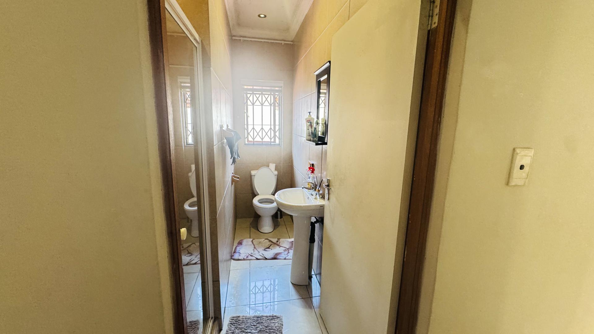 Bathroom 2 of property in Heatherview