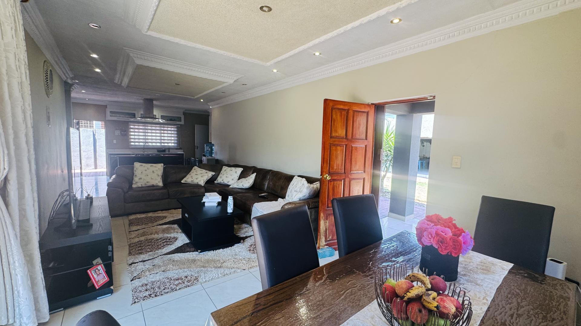 Dining Room of property in Heatherview