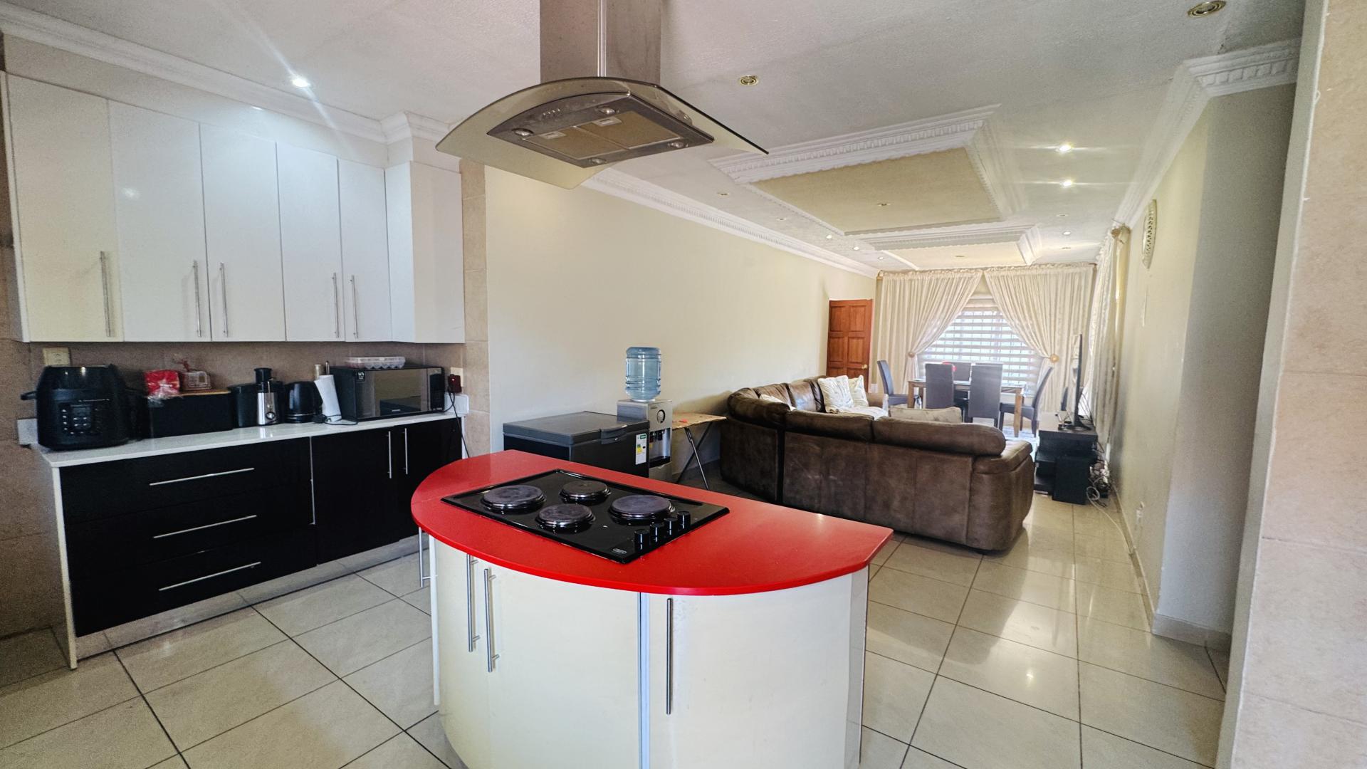 Kitchen of property in Heatherview