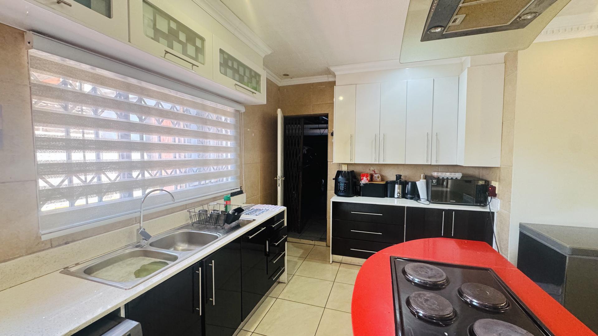 Kitchen of property in Heatherview