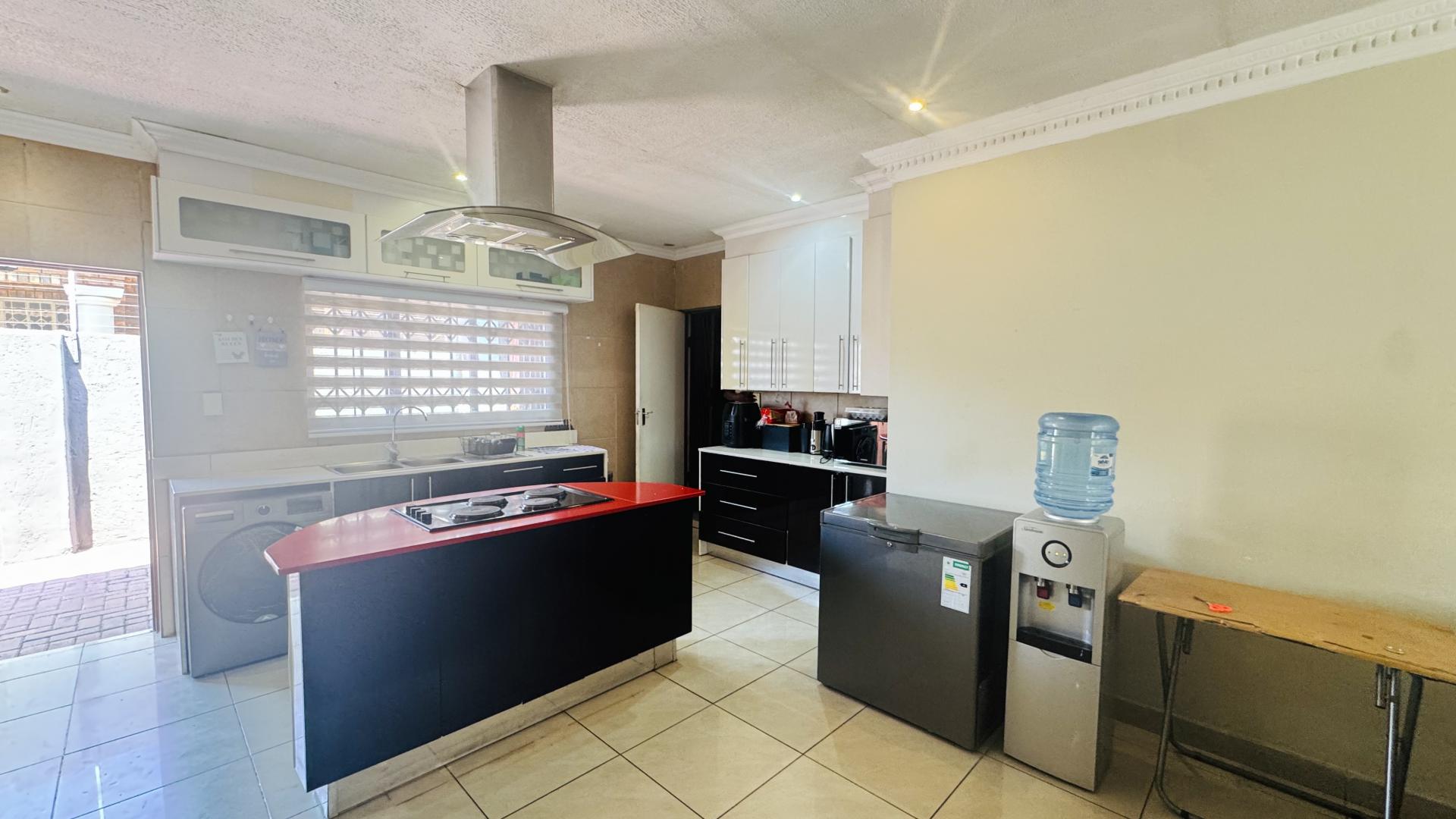 Kitchen of property in Heatherview