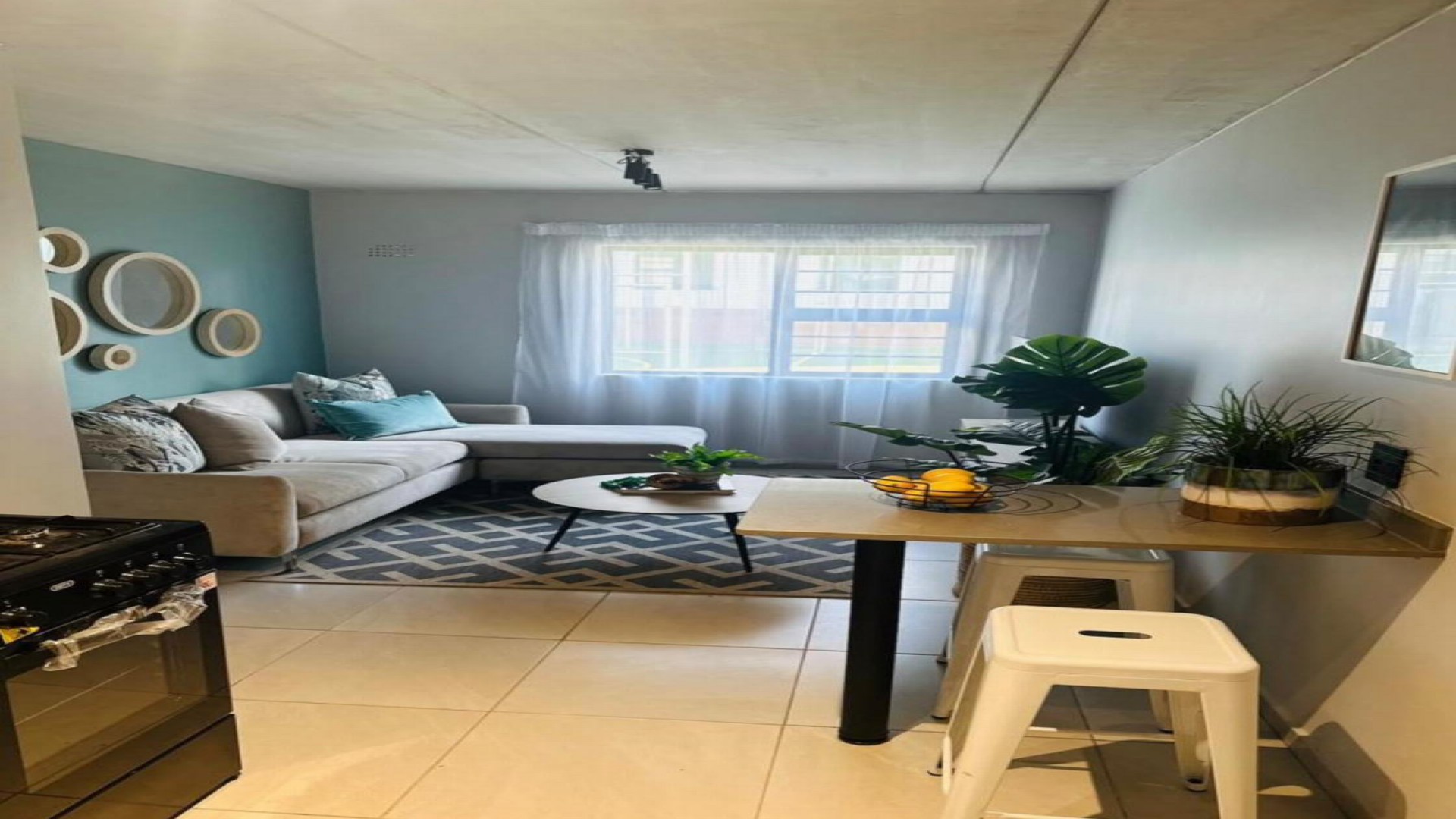 Lounges of property in South Hills