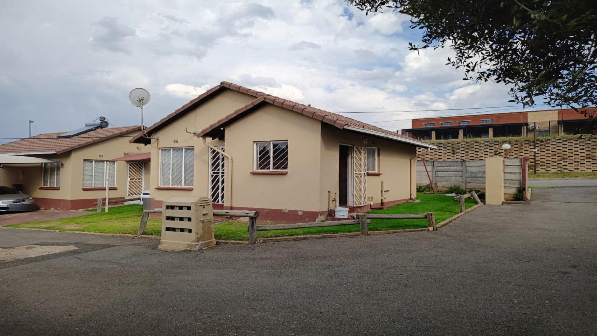 Front View of property in Corlett Gardens