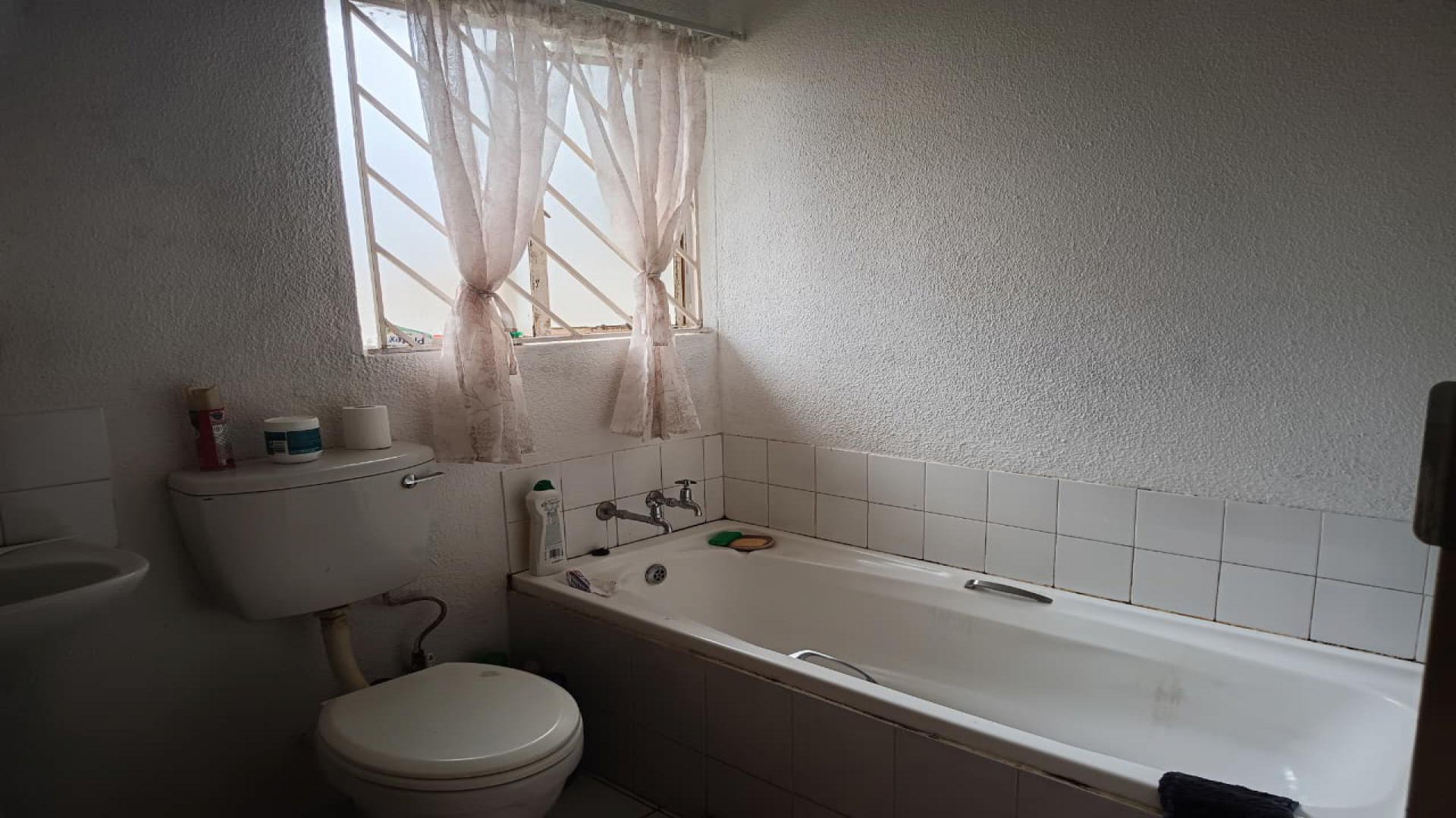 Bathroom 1 of property in Corlett Gardens